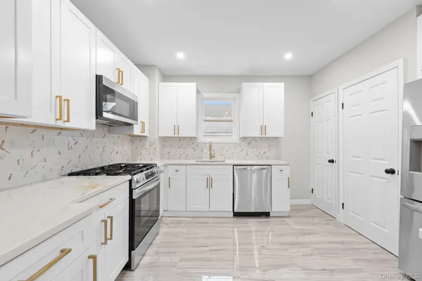 $899,000 | 187-41 Tioga Drive | St. Albans