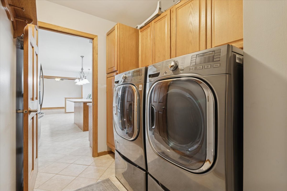 818 Wescott Road Bolingbrook, IL 60440 - Photo 15 of 33 a utility room with dryer and washer