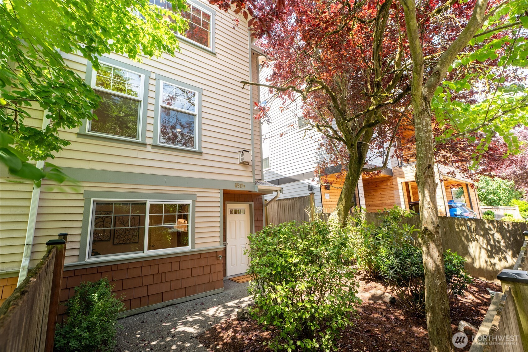 8517 Stone Avenue North, Unit B Seattle, WA 98103 - Photo 2 of 24