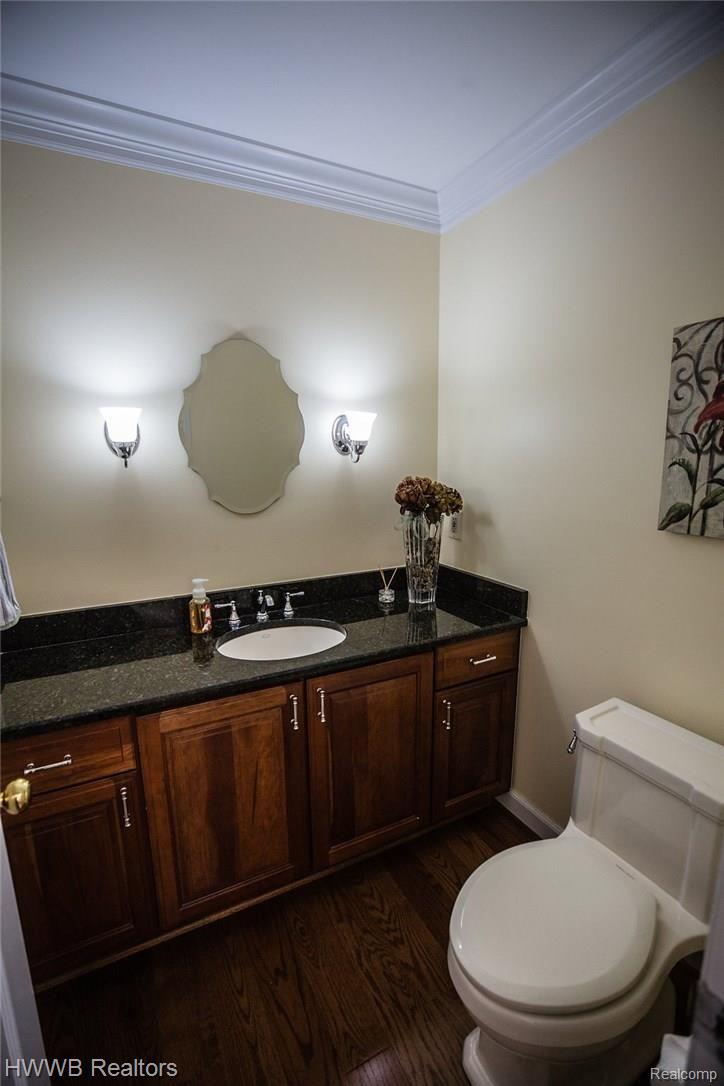 120 Devon Road Bloomfield Hills, MI 48302 - Photo 17 of 45 Powder Room with granite vanity.