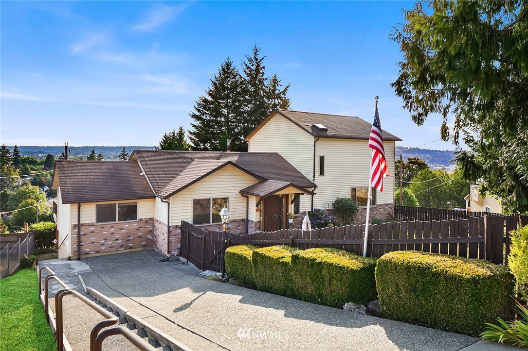 573 Bronson Place Northeast Renton, WA 98056 - Photo 1 of 32 a view of house with a tub and trees in the background