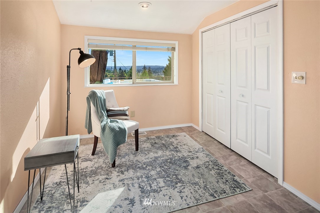 573 Bronson Place Northeast Renton, WA 98056 - Photo 17 of 32 a living room with a couch and a window
