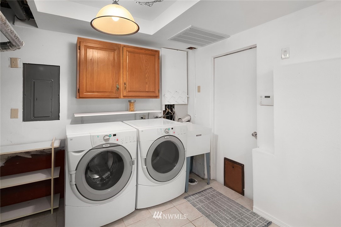 573 Bronson Place Northeast Renton, WA 98056 - Photo 25 of 32 a view of a hallway with washer and dryer