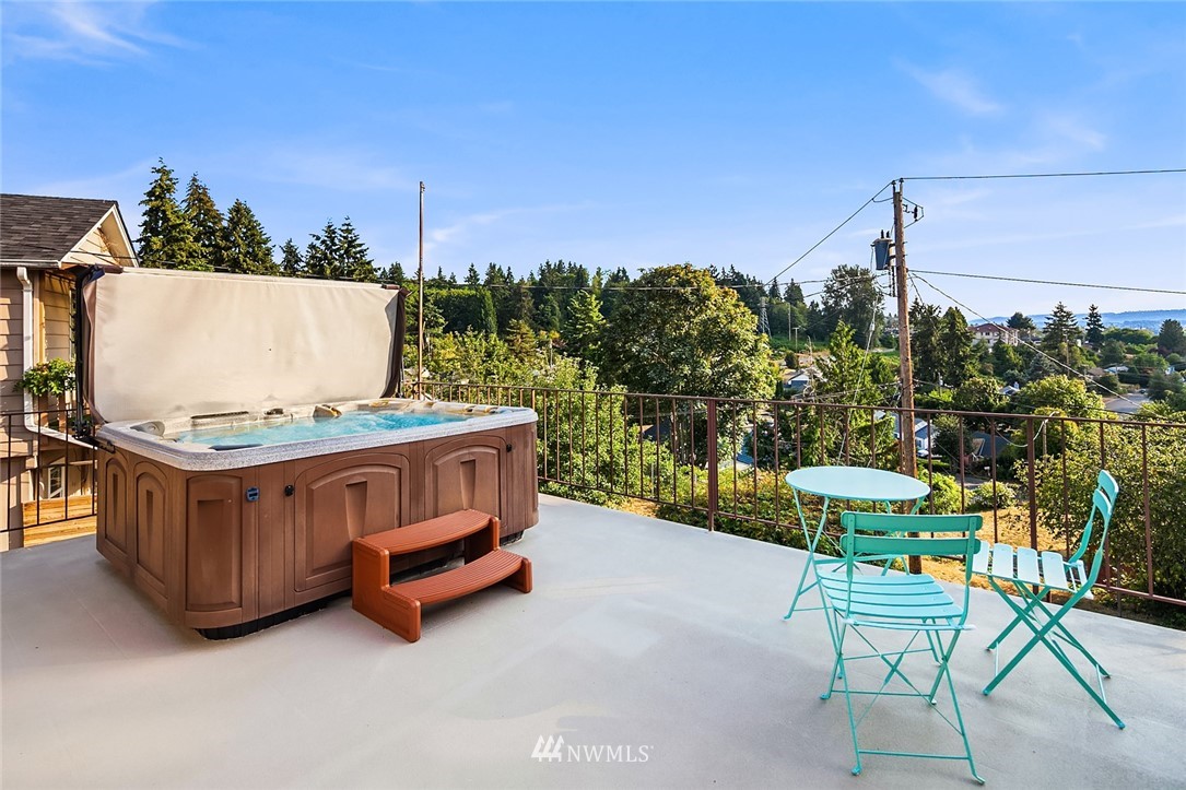 573 Bronson Place Northeast Renton, WA 98056 - Photo 10 of 32 a backyard of a house with table and chairs