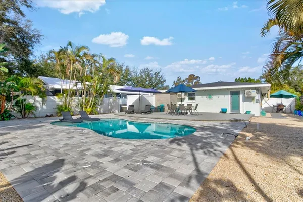 $2,000 | 2084 Grove Street, Unit B, Sarasota, FL 34239