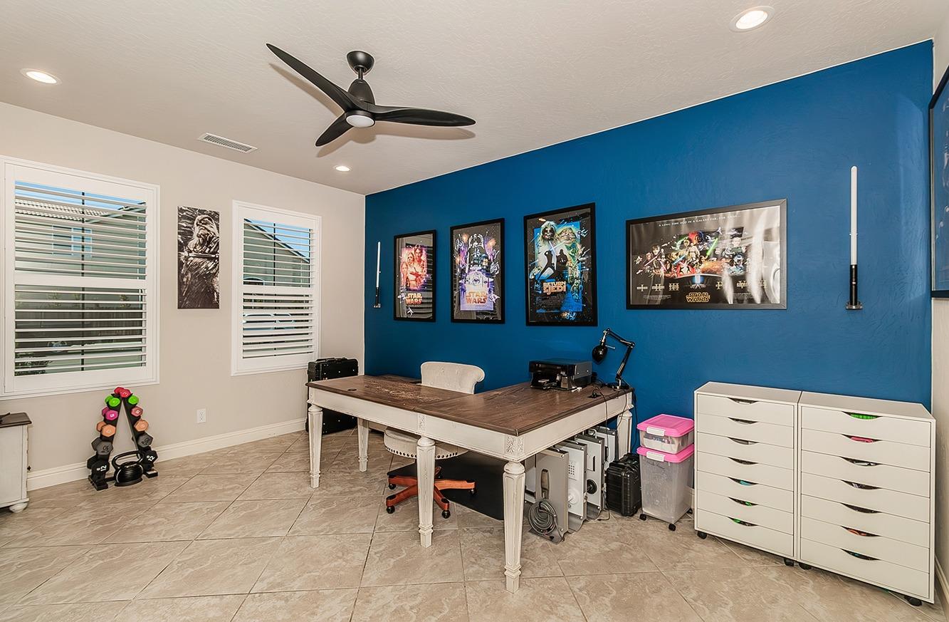 1035 Agua Dulce Avenue Clovis, CA 93619 - Photo 11 of 40 a room with furniture and window