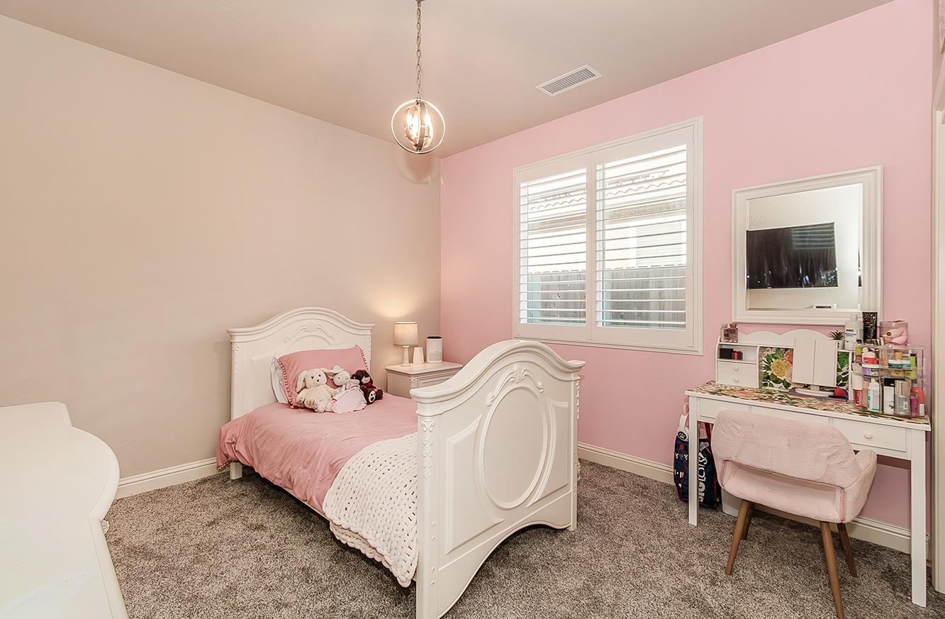 1035 Agua Dulce Avenue Clovis, CA 93619 - Photo 20 of 40 a bedroom with a bed and a flat screen tv