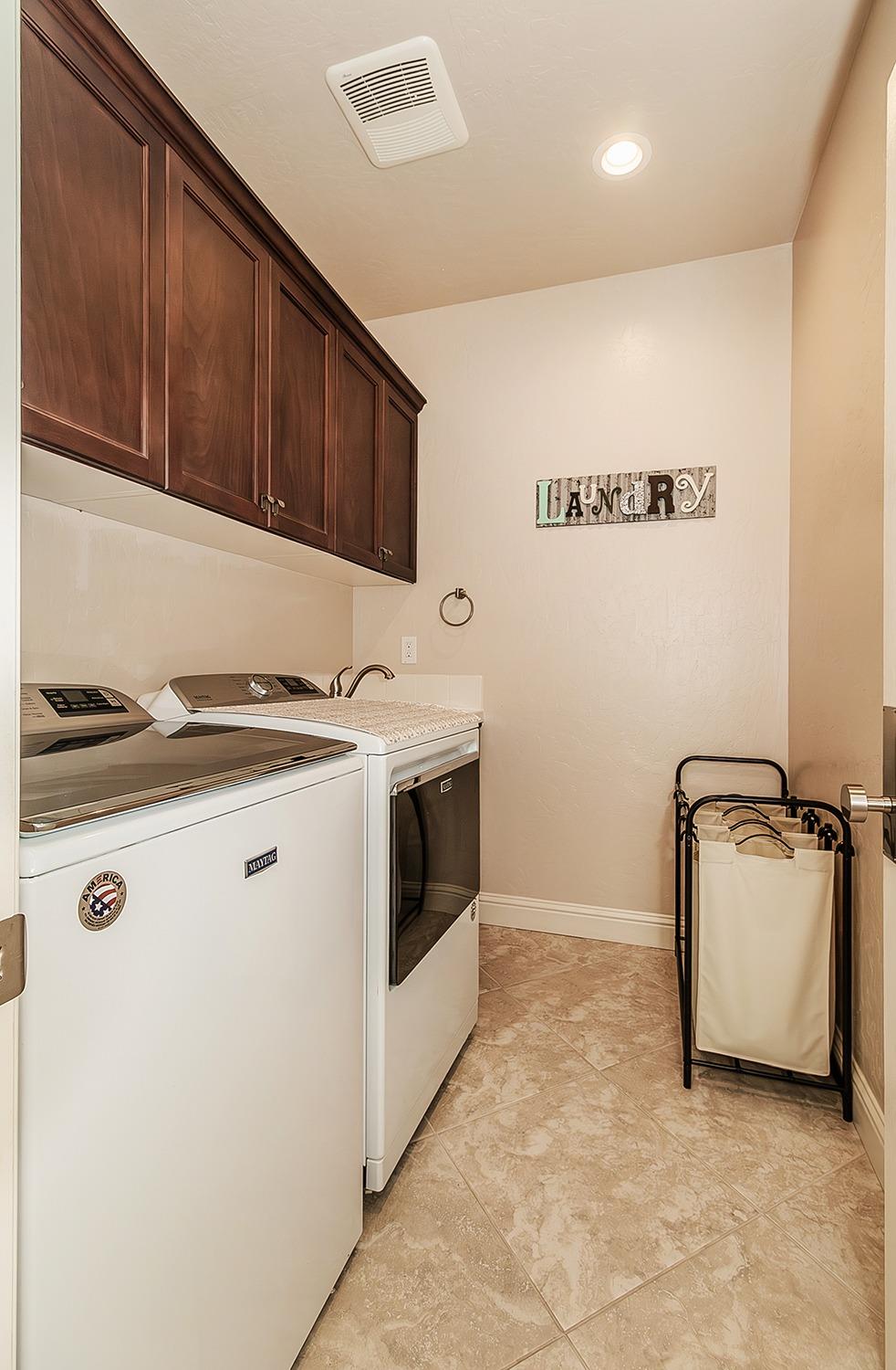 1035 Agua Dulce Avenue Clovis, CA 93619 - Photo 24 of 40 a utility room with washer and dryer