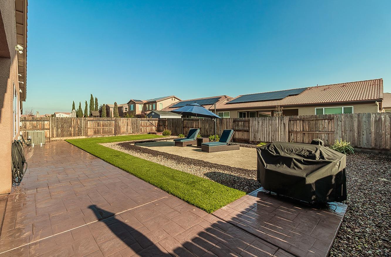 1035 Agua Dulce Avenue Clovis, CA 93619 - Photo 25 of 40 a view of a swimming pool with lounge chair