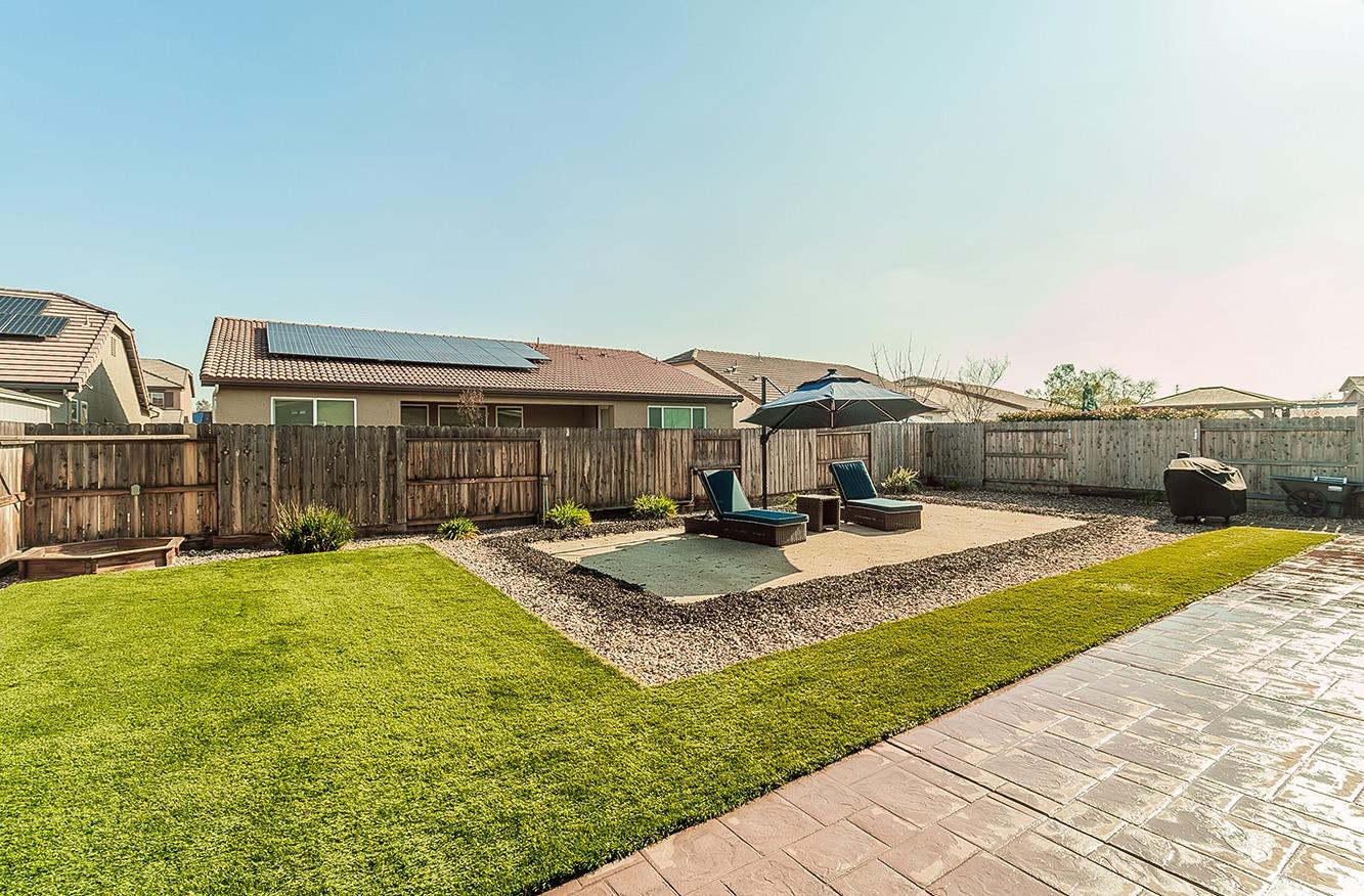 1035 Agua Dulce Avenue Clovis, CA 93619 - Photo 28 of 40 a view of a house with swimming pool and sitting area