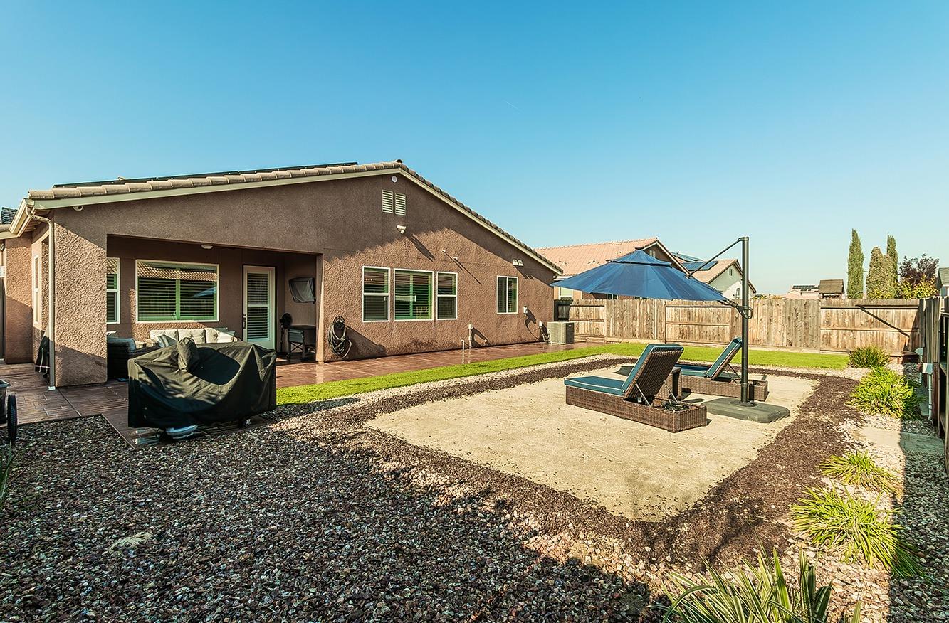1035 Agua Dulce Avenue Clovis, CA 93619 - Photo 30 of 40 a backyard of a house with table and chairs