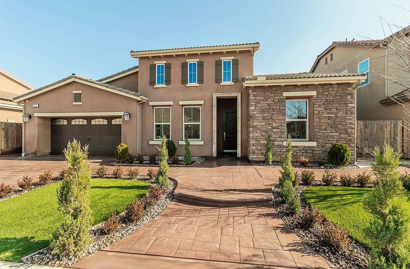 1035 Agua Dulce Avenue Clovis, CA 93619 - Photo 33 of 40 front view of house with a yard