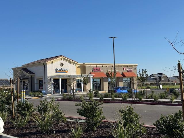 1035 Agua Dulce Avenue Clovis, CA 93619 - Photo 36 of 40 a front view of a house with a garden and plants
