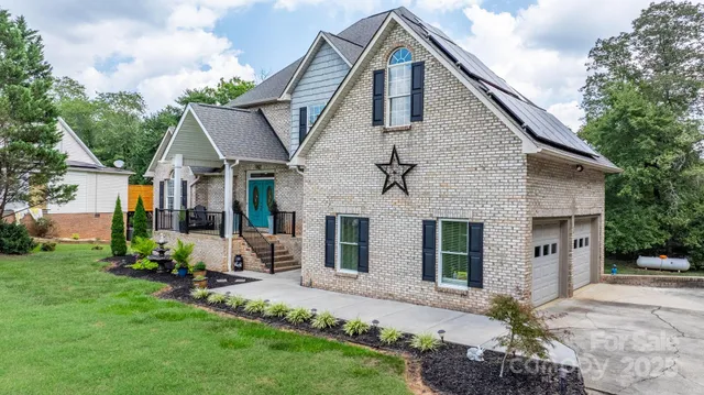 $545,000 | 1801 Twin Ponds Drive, Hickory, NC 28602