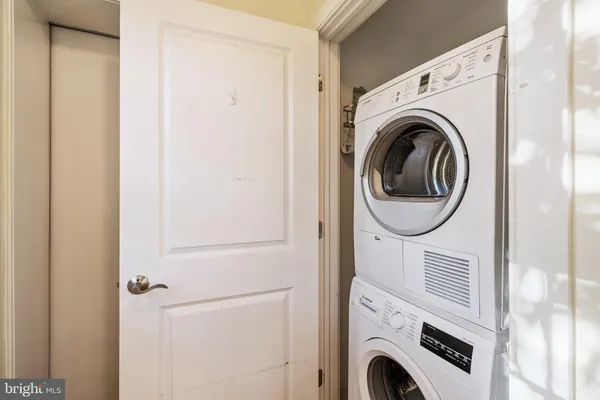 a close up view of a washer and dryer