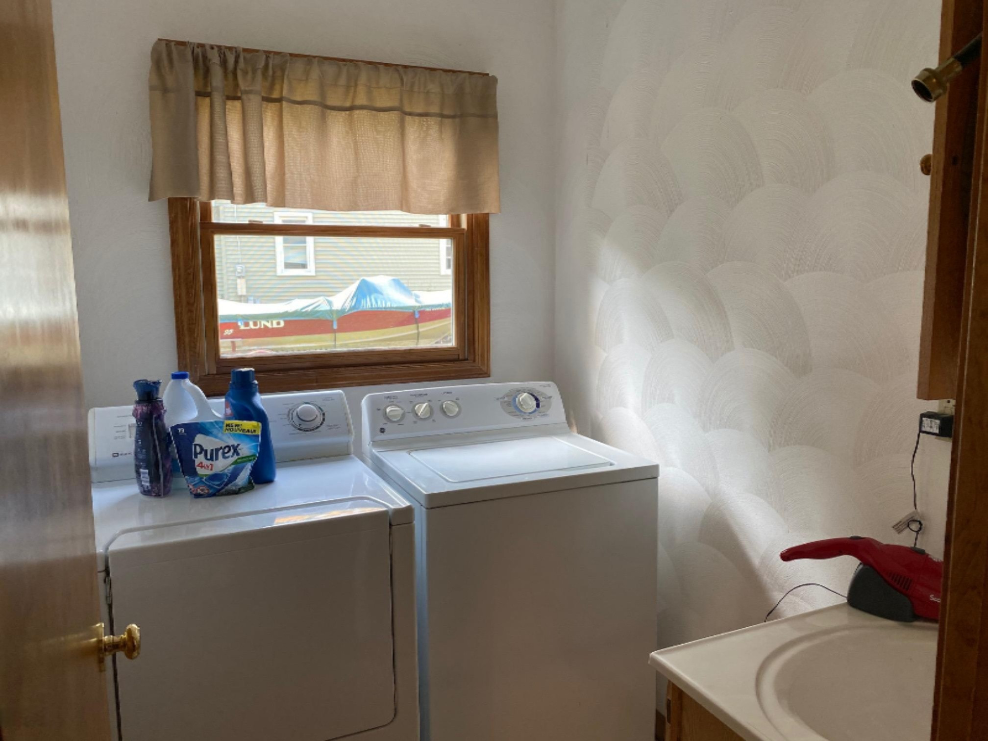 8086 Calvin Road Battle Creek, MI 49017 - Photo 15 of 27 Main Floor Laundry with Sink