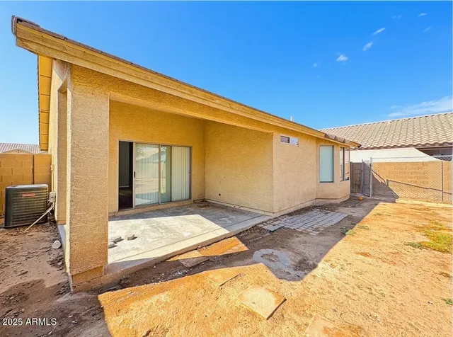 a view of backyard of the house