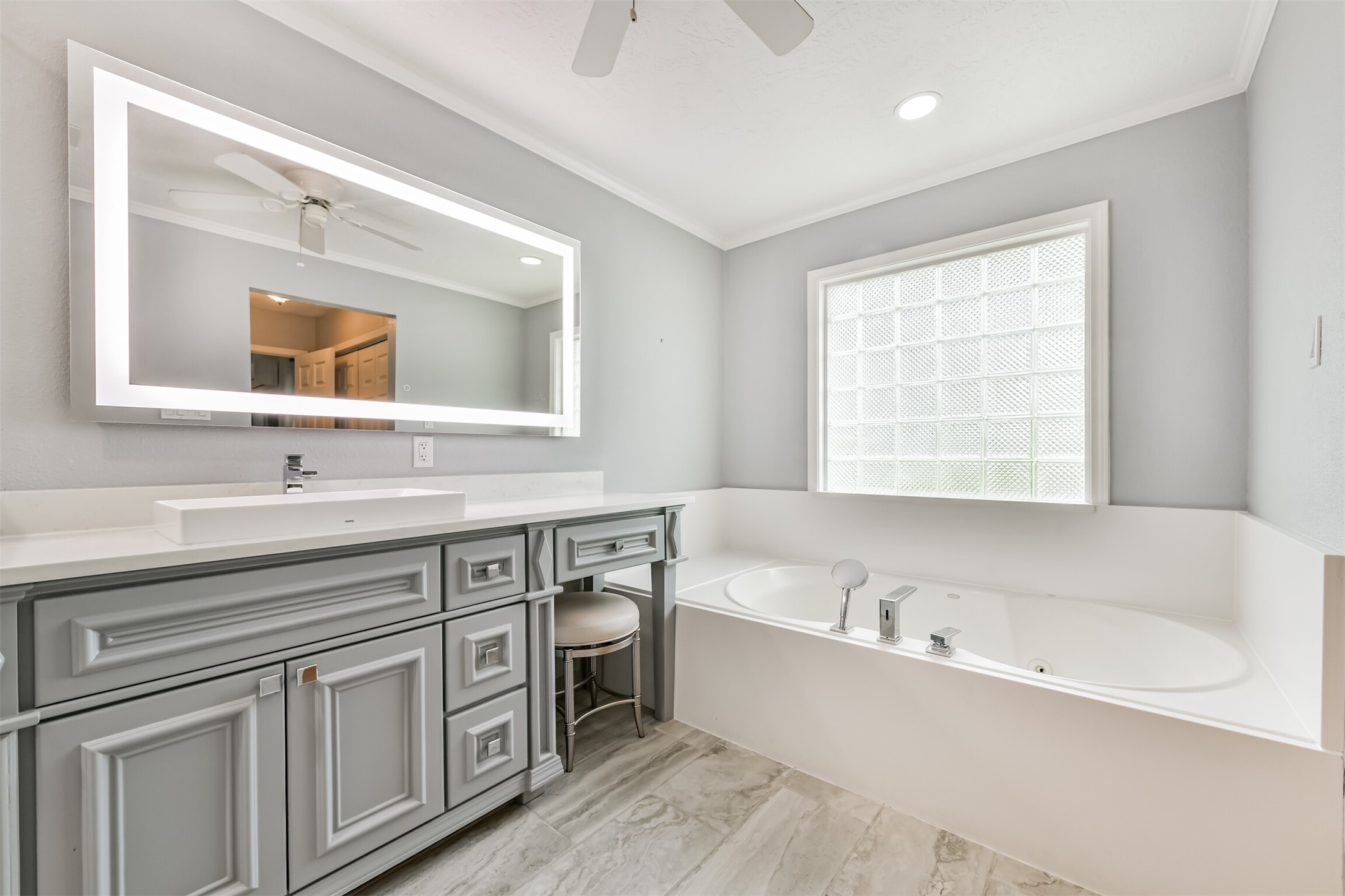 2511 Watts Street Houston, TX 77030 - Photo 21 of 34 Now envision relaxing in your tub. Dreamy!