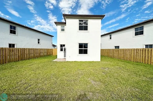 a view of a backyard