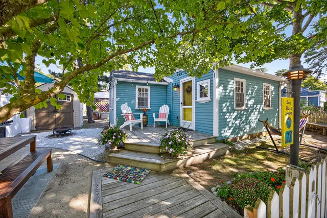 a view of a house with backyard