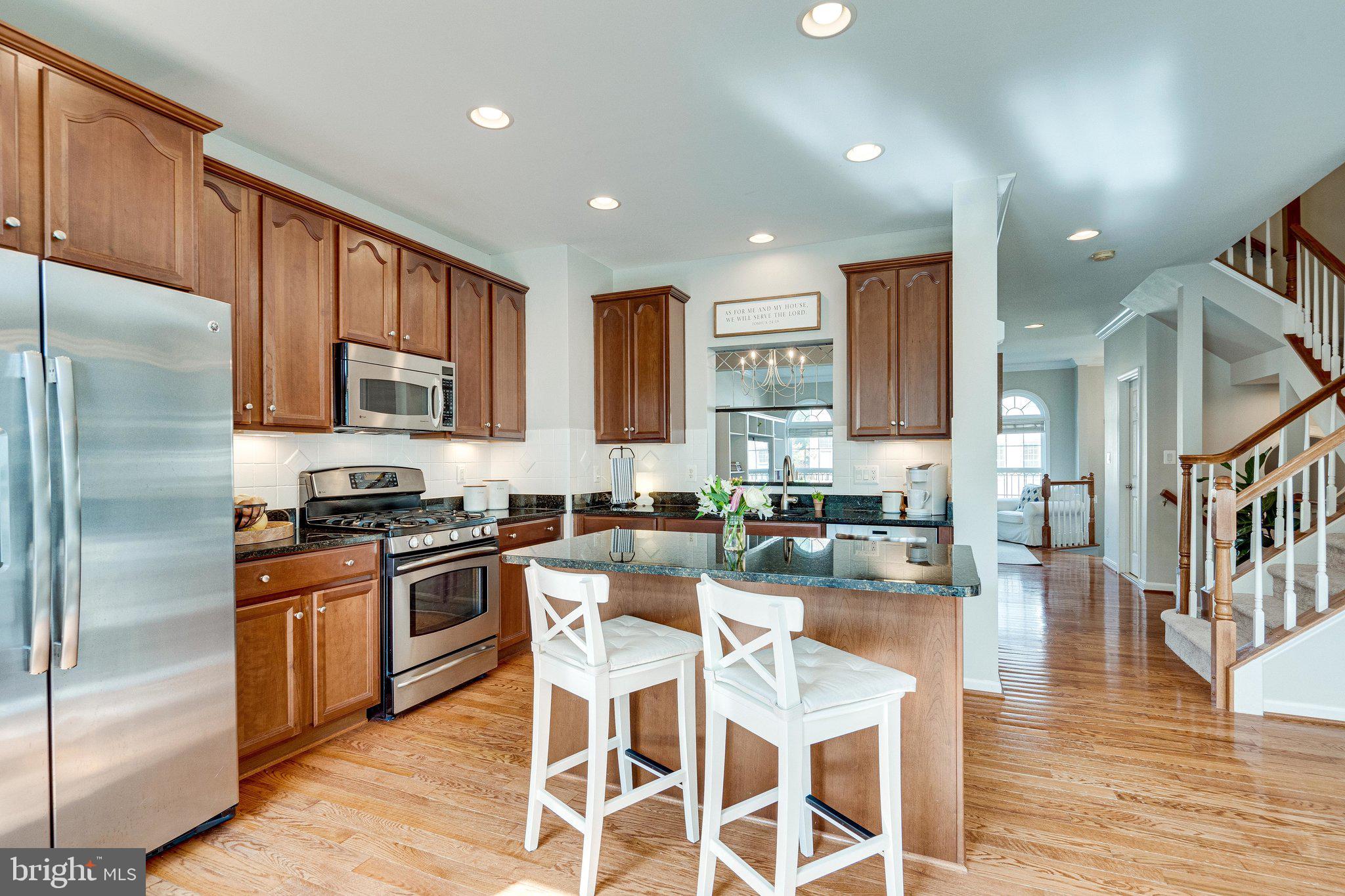 9167 Furey Road Lorton, VA 22079 - Photo 14 of 55 Tall cabinets and gas cooking!