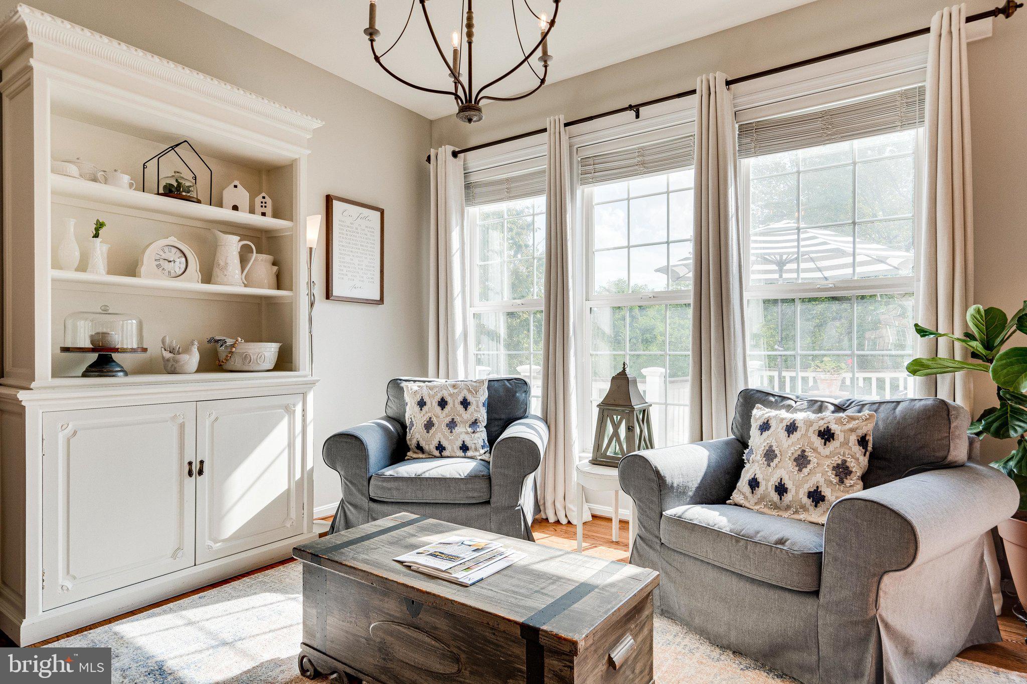9167 Furey Road Lorton, VA 22079 - Photo 20 of 55 Light filled sitting room off of kitchen.