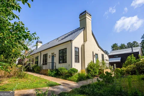 a view of a house with backyard and garden