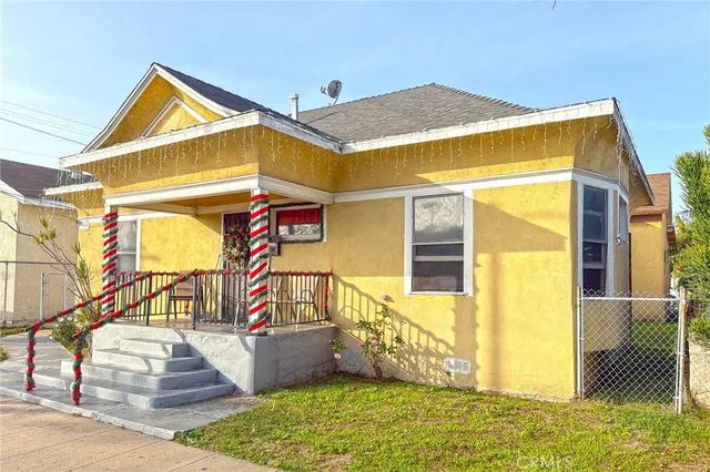 a view of house with backyard
