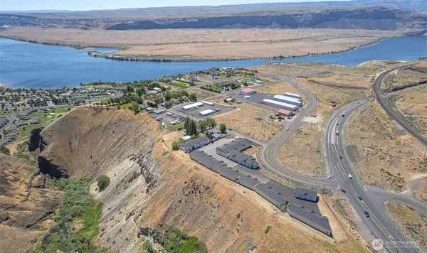a view of a big room with closet and windows