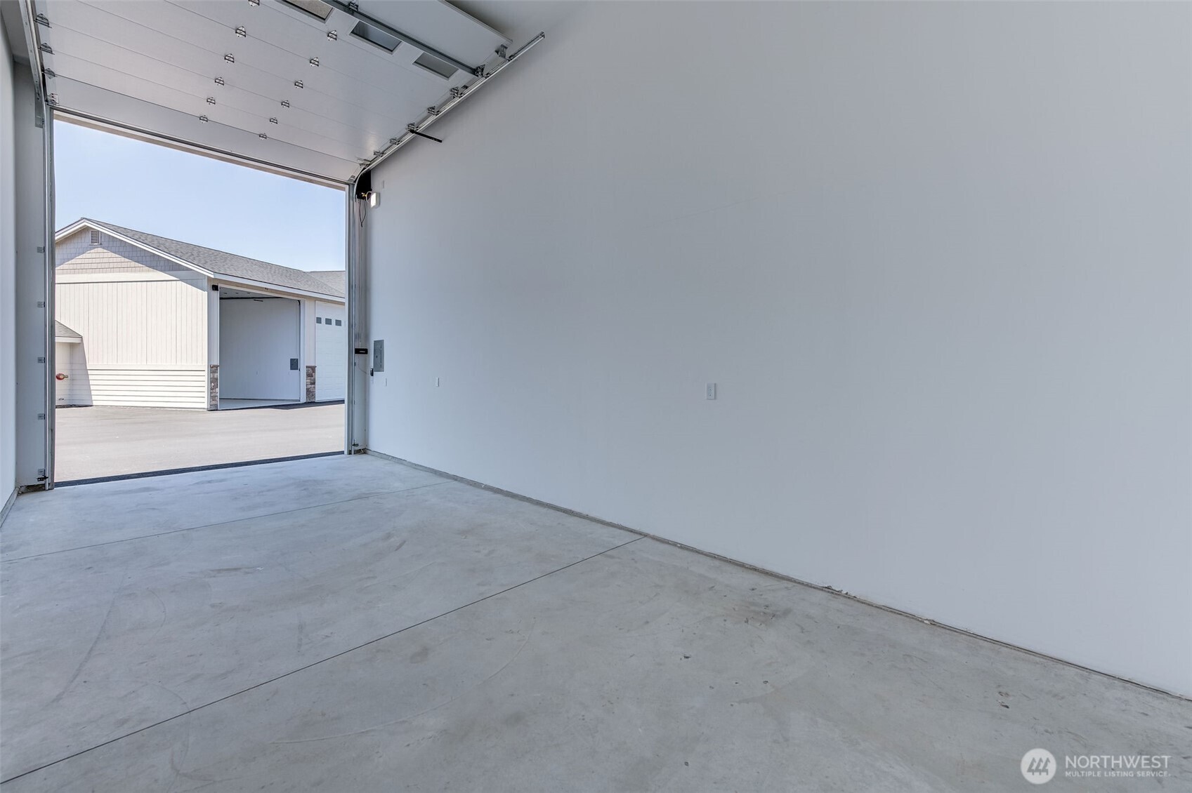 9967 W8 Road Northwest, Unit F 33 Quincy, WA 98848 - Photo 9 of 10 a view of a big room with closet and windows