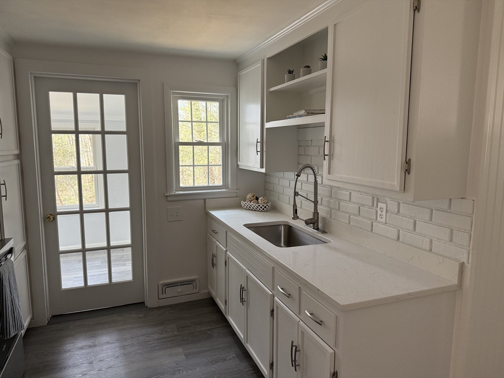 41 Oakcrest Road Holden, MA 01520 - Photo 3 of 21 Gallery Image 3