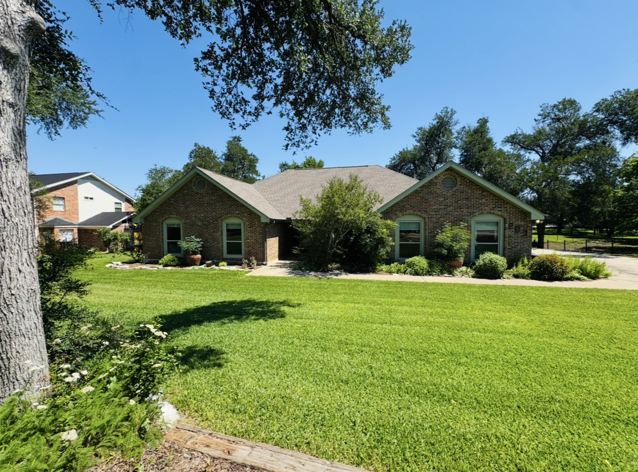 203 East 11th Street Elgin, TX 78621 - Photo 5 of 40