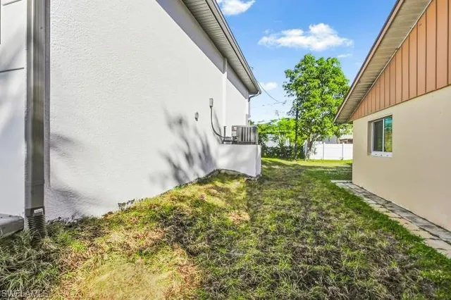 a view of back yard of the house