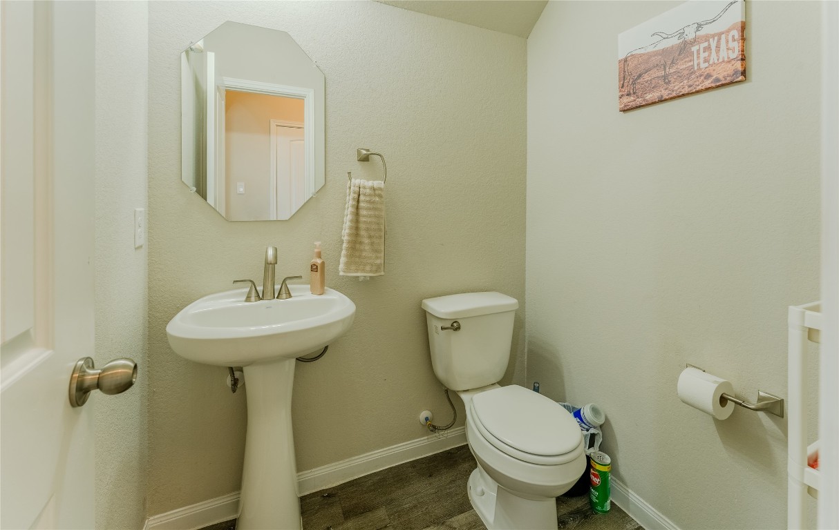 2835 Autumn Mist Lane Conroe, TX 77304 - Photo 15 of 33 Guest Bathroon