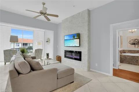$785,000 | 916 Egrets Run, Unit 201, Naples, FL 34108