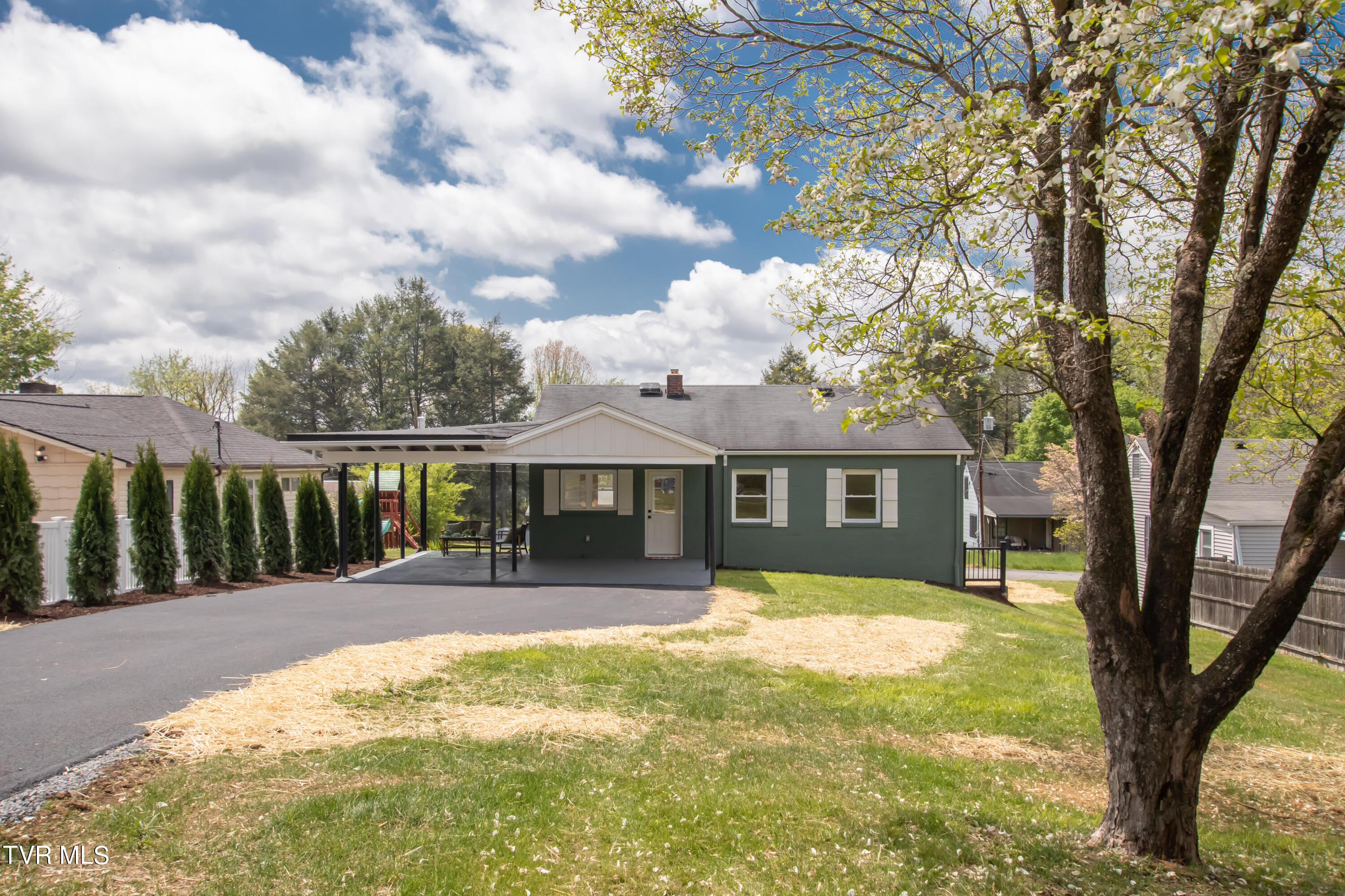 1313 Valley Drive Bristol, TN 37620 - Photo 3 of 41 Valley-17