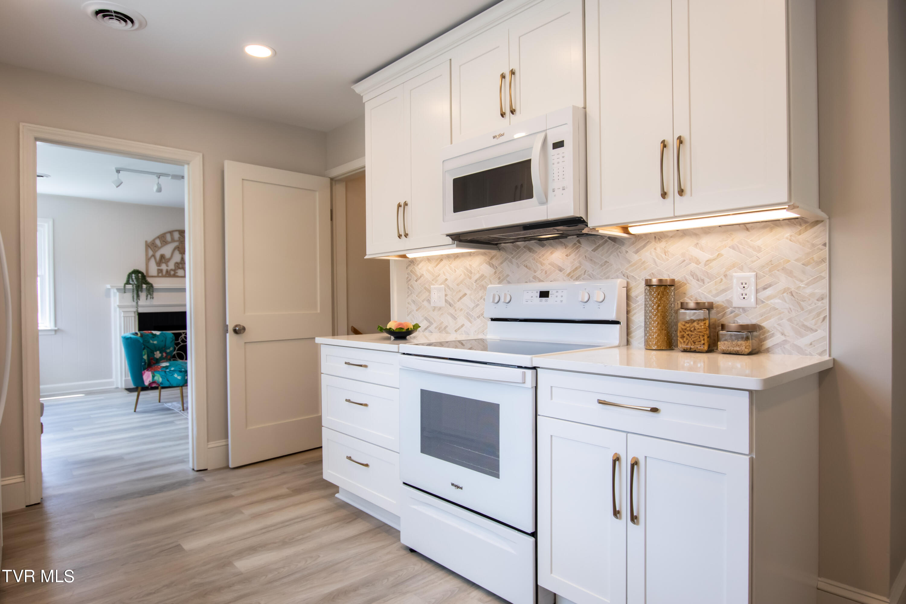 1313 Valley Drive Bristol, TN 37620 - Photo 7 of 41 Valley-25