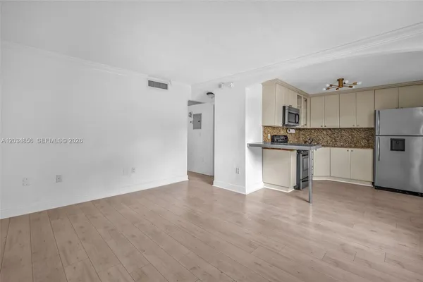 $2,600 | 3245 Virginia Street, Unit 24, Miami, FL 33133