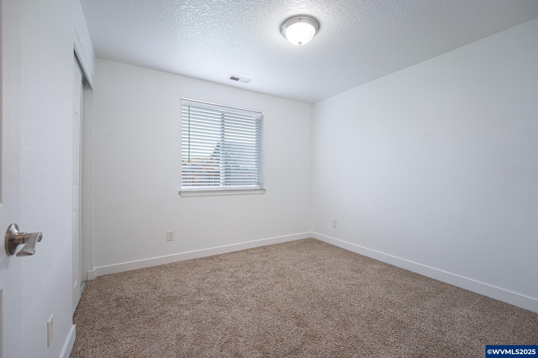 1467 South 7th Street Independence, OR 97351 - Photo 24 of 31 an empty room with a window