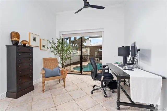 a view of a entrance front of the house