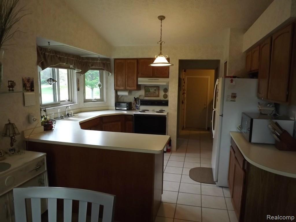 2099 Highsplint Drive Rochester, MI 48307 - Photo 5 of 14 Kitchen.jpg