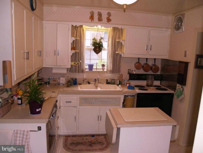 635 Sussex Road Towson, MD 21286 - Photo 3 of 19 Kitchen