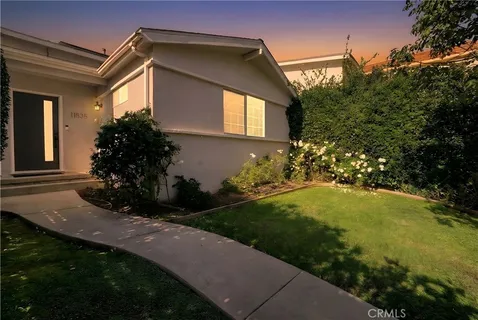 a picture of a bench in a white house