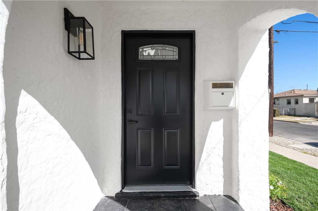 5563 Bangor Street Los Angeles, CA 90016 - Photo 3 of 26