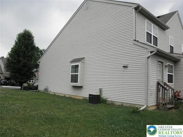 a view of backyard with a garden