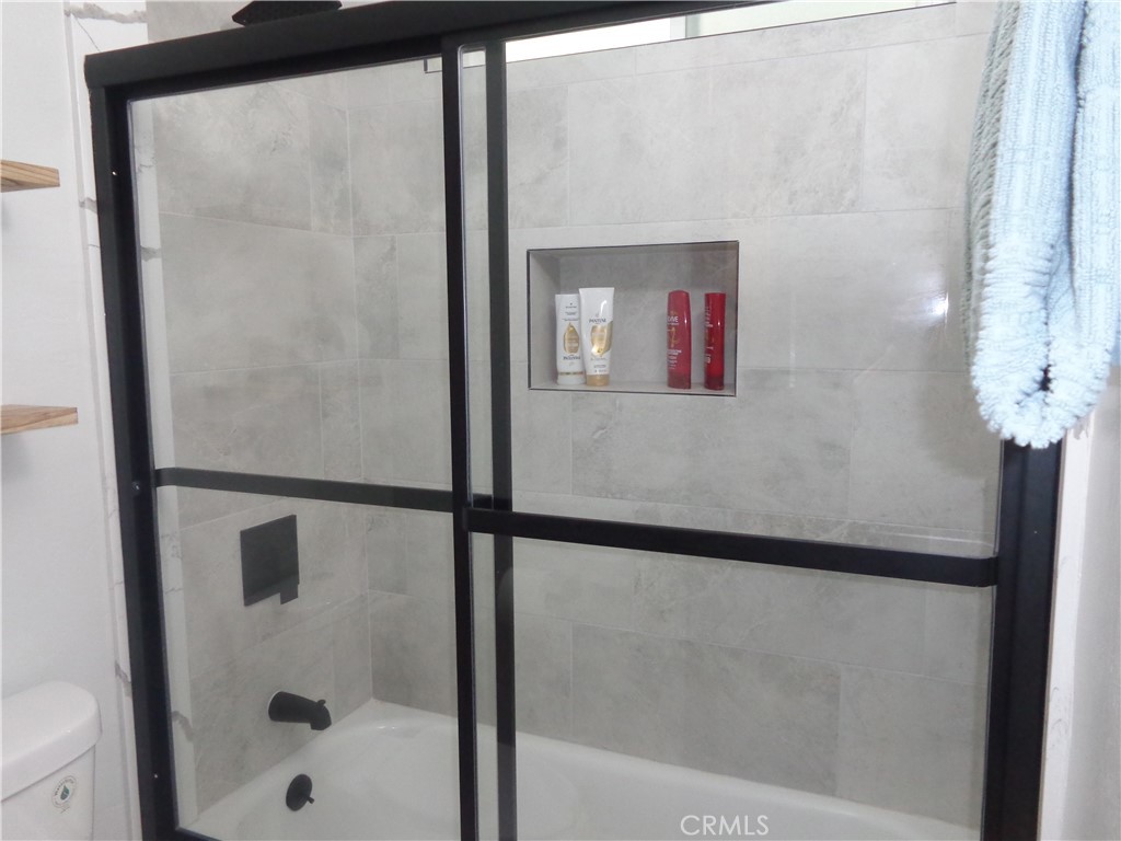 24273-24273 Horst Drive Crestline, CA 92325 - Photo 8 of 34 a bathroom with a bathtub