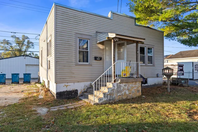 a view of a house with a yard