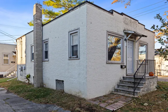 a view of a house with a yard