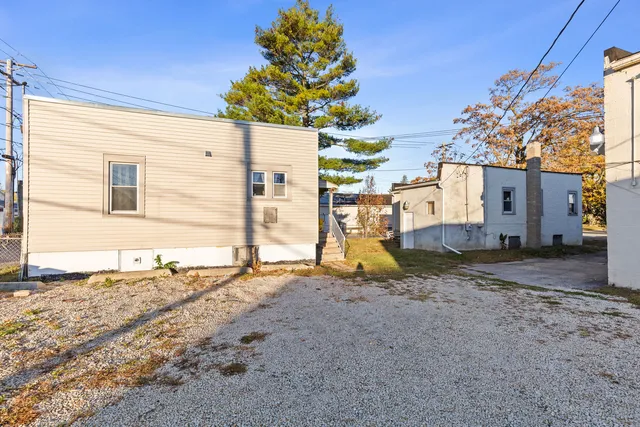 a view of backyard of the house