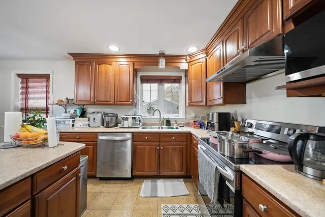 $850,000 | 160 South Elm Street, Manchester, NH 03103